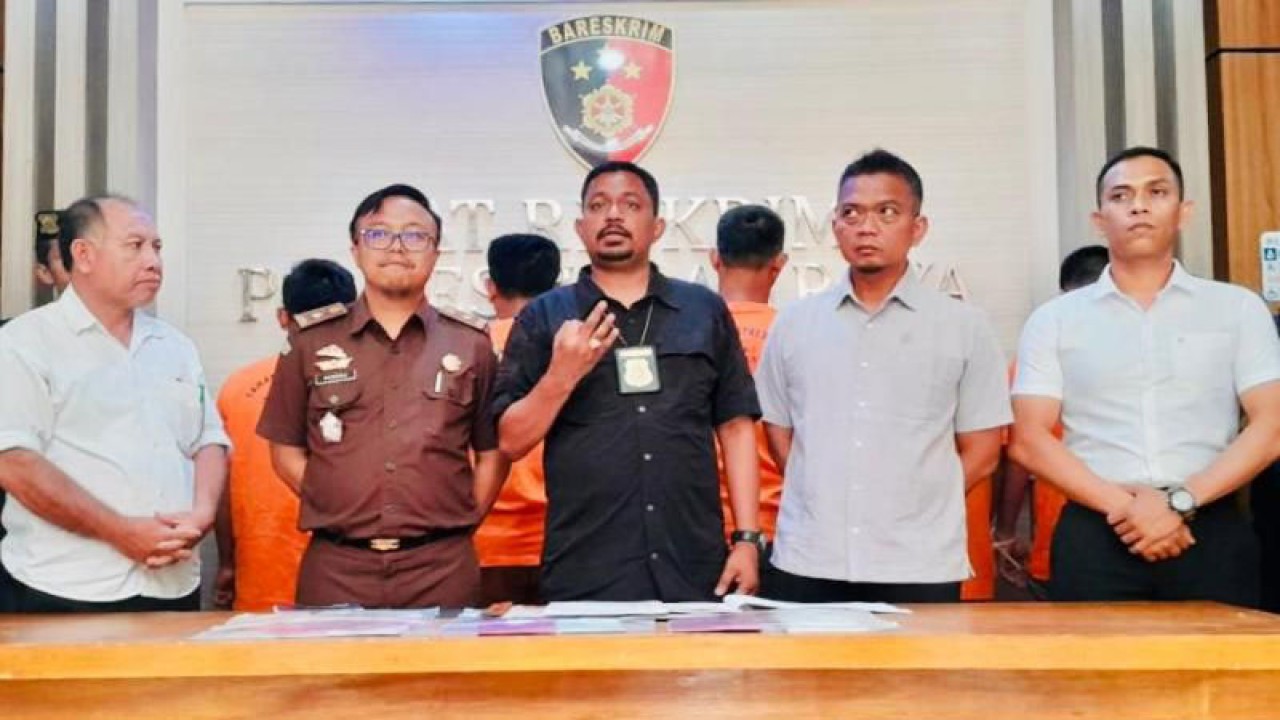 Kasat Reskrim Polres Nagan Raya, Aceh, AKP Machfud didampingi Kasi Intel Kejari Nagan Raya, Aceh, Achmad Rendra Pratama memberikan keterangan pers kepada awak media terkait penangkapan sejumlah aparat desa terkait dugaan pungutan liar (pungli), Rabu (7/6/2023). (ANTARA/Teuku Dedi Iskandar)