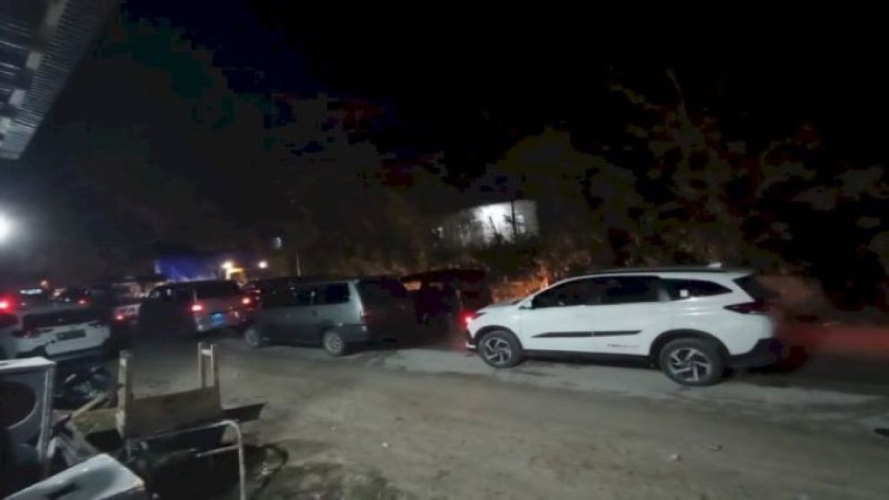 Transportasi yang melintasi di Takari Kabupaten Kupang Provinsi Nusa Tenggara Timur macet total akibat sejumlah kendaraan tidak mampu melintasi ruas jalan licin di lokasi longsoran di Takari, Selasa (27/6) malam. (ANTARA/HO-Humas Polres Kupang)