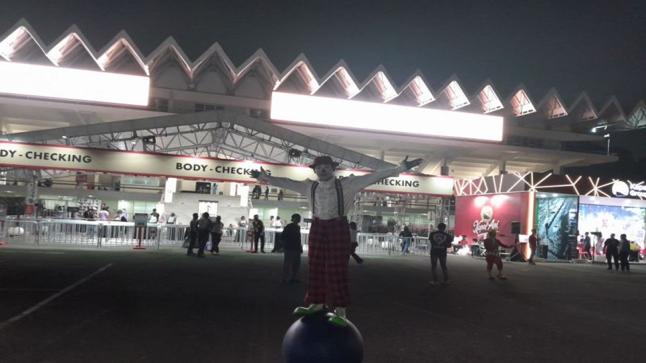 Salah satu atraksi teatrikal badut pada gelaran Indonesia Open 2023 di stadion Istora, Gelora Bung Karno, Jakarta, Selasa (13/6/2023). (ANTARA/FAJAR SATRIYO)