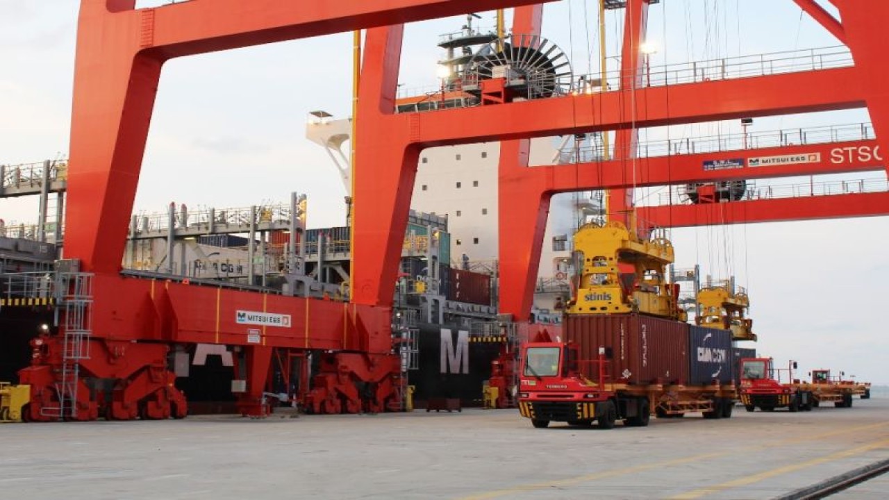 Aktivitas bongkar muat di Terminal Petikemas. (ANTARA/HO-Humas SPTP)