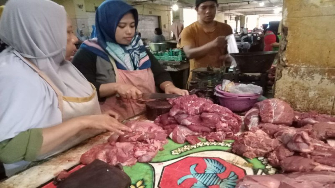 Aktivitas pedagang daging sapi di salah satu pasar tradisional di Kota Mataram, Provinsi Nusa Tenggara Barat. (ANTARA/Nirkomala)