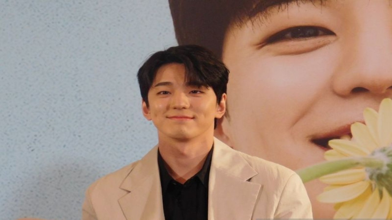 Aktor Korea Selatan Kim Mingue dalam konferensi pers menjelang acara jumpa penggemar bertajuk "Smile With Kim Mingue” di The Kasablanka Hall, Jakarta pada Sabtu (17/6/2023). (ANTARA/Lia Wanadriani Santosa)