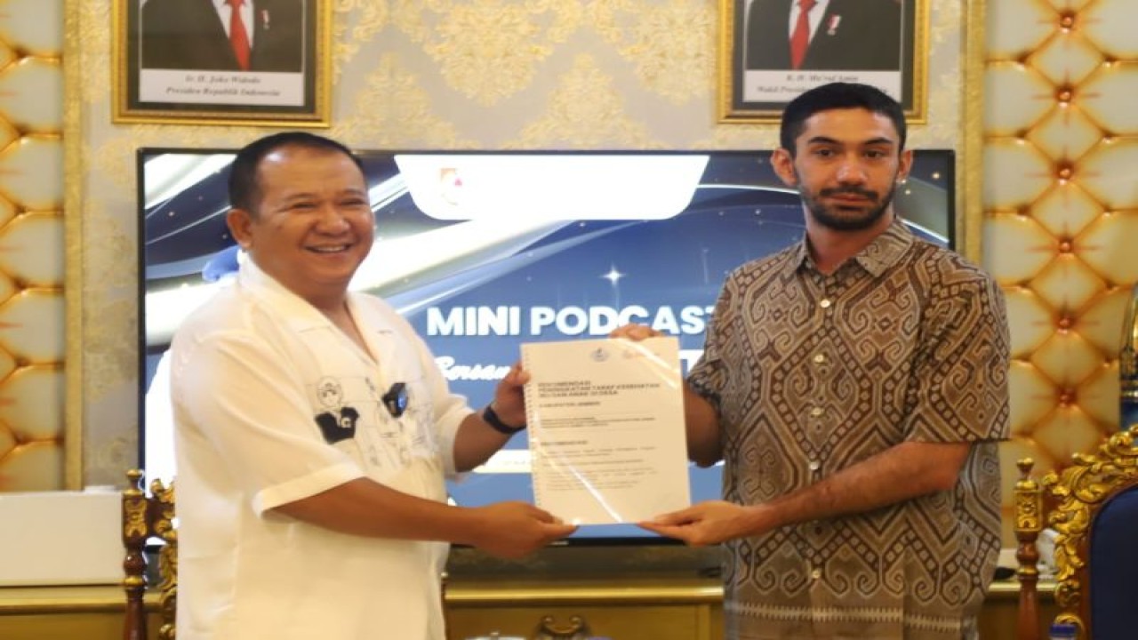 Aktor yang juga Yappika-ActionAid Reza Rahadian memberikan rekomendasi penanganan stunting kepada Bupati Jember Hendy Siswanto di Pendapa Wahyawibawagraha Jember, Senin (12/6/2023) malam. (ANTARA/HO-Diskominfo Jember)