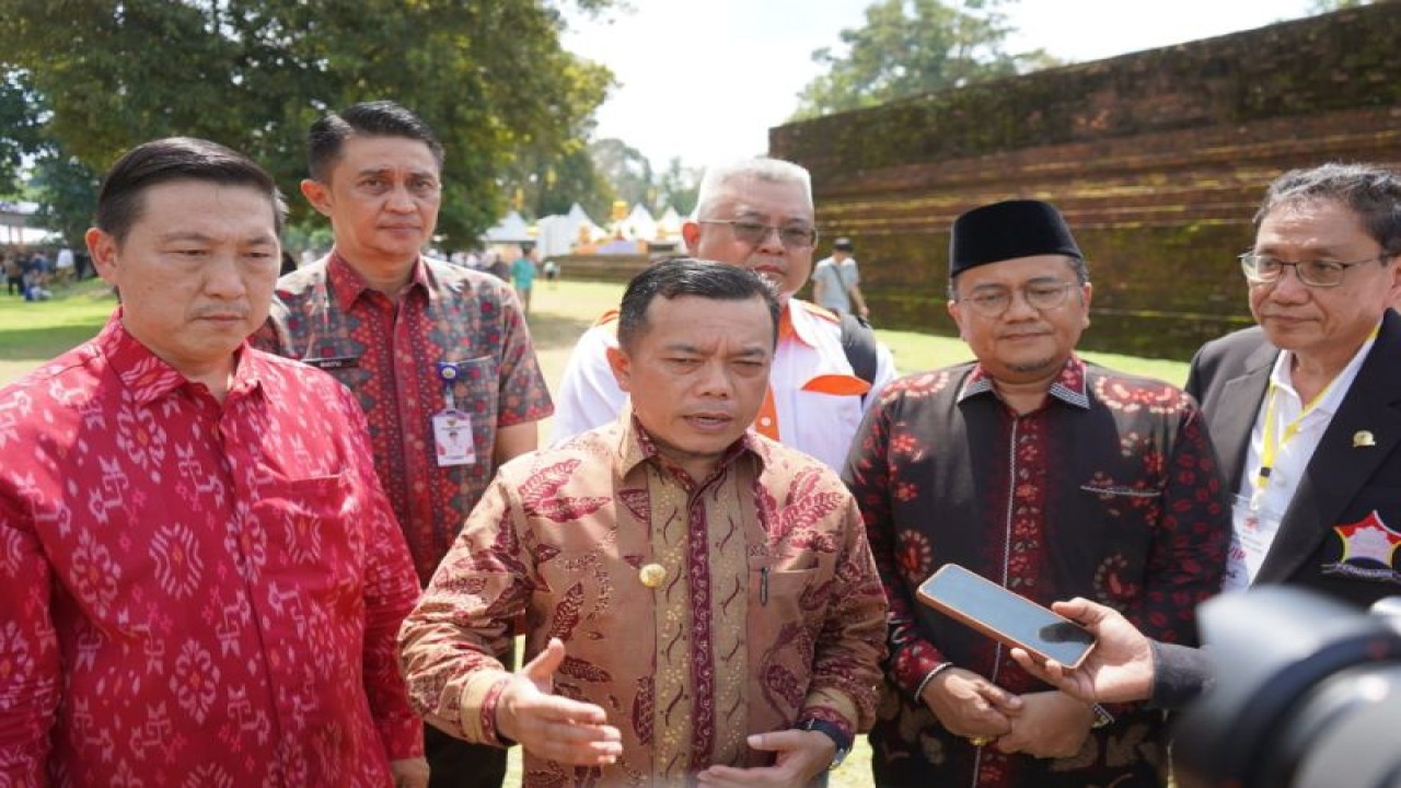 Gubernur Jambi Al Haris memberikan keterangan di kawasan Candi Muaro Jambi.(ANTARA/HO-Diskominfo jambi).