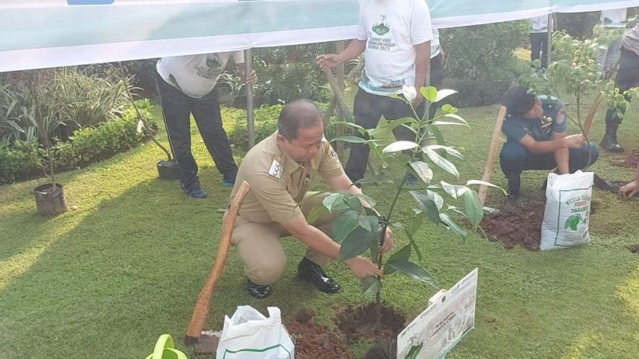 Wali Kota Jakarta Utara Ali Maulana Hakim menanam pohon di area Museum Maritim Indonesia, Tanjung Priok, Jakarta Utara sebagai bagian dari dukungan terhadap pencanangan program Pelindo Hijaukan Indonesia, Senin (5/6/2023). ANTARA/Abdu Faisal