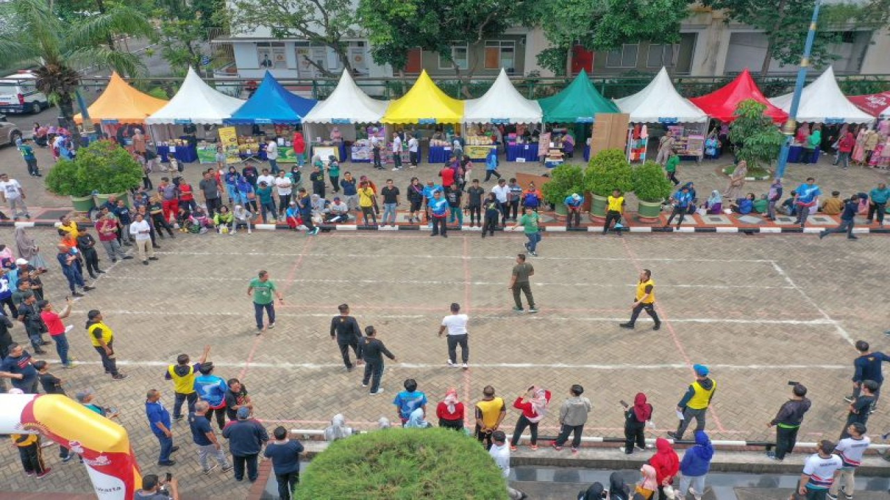 Wali Kota Jakarta Utara Ali Maulana Hakim dan para pegawai memainkan galasin di halaman Plaza Barat Kantor Wali Kota Jakarta Utara, Jumat (23/6/2023). ANTARA/HO-Kominfotik Jakarta Utara