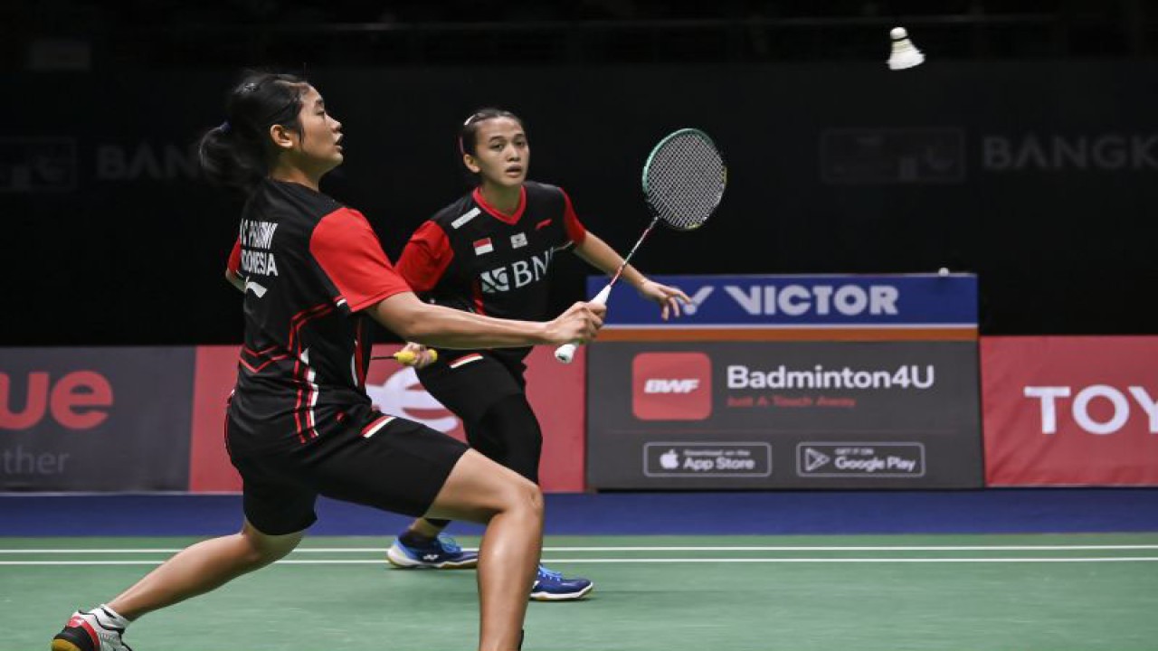 Pebulu tangkis ganda putri Indonesia Febriana Dwipuji Kusuma (kanan) dan Amalia Cahaya Pratiwi (kiri) mengembalikan kok ke arah lawannya dari Cina Chen Qing Chen dan Jia Yi Fan dalam pertandingan babak perempat final Piala Uber 2022 di Impact Arena, Bangkok, Thailand, Kamis (12/5/2022). Febriana/Amalia kalah dengan skor 19-21 dan 16-21. ANTARA FOTO/M Risyal Hidayat/foc. (ANTARA FOTO/M RISYAL HIDAYAT)