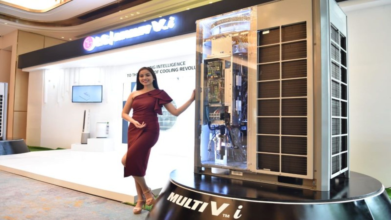 Seorang model menunjukkan penyejuk udara hemat energi yang dilengkapi dengan kecerdasan buatan atau Artificial Intelligence (AI) bernama LG Multi V i. (ANTARA/HO-LG Indonesia)