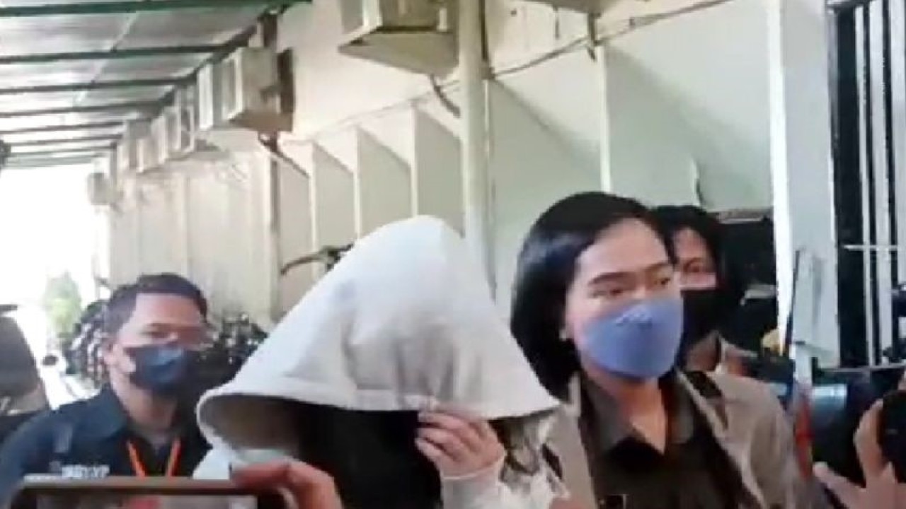 Anak berkonflik dengan hukum (ABH), AG (15) mendatangi Pengadilan Negeri Jakarta Selatan, Jakarta, Selasa (27/6/2023). ANTARA/Luthfia Miranda Putri
