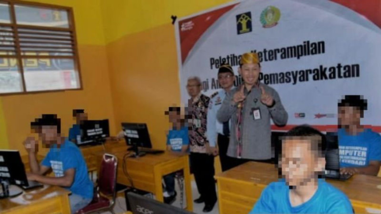 LPKA Kendari latih keterampilan komputer anak didik pemasyarakatan, di Kendari, Jumat (24/6/2023) (ANTARA/Harianto)