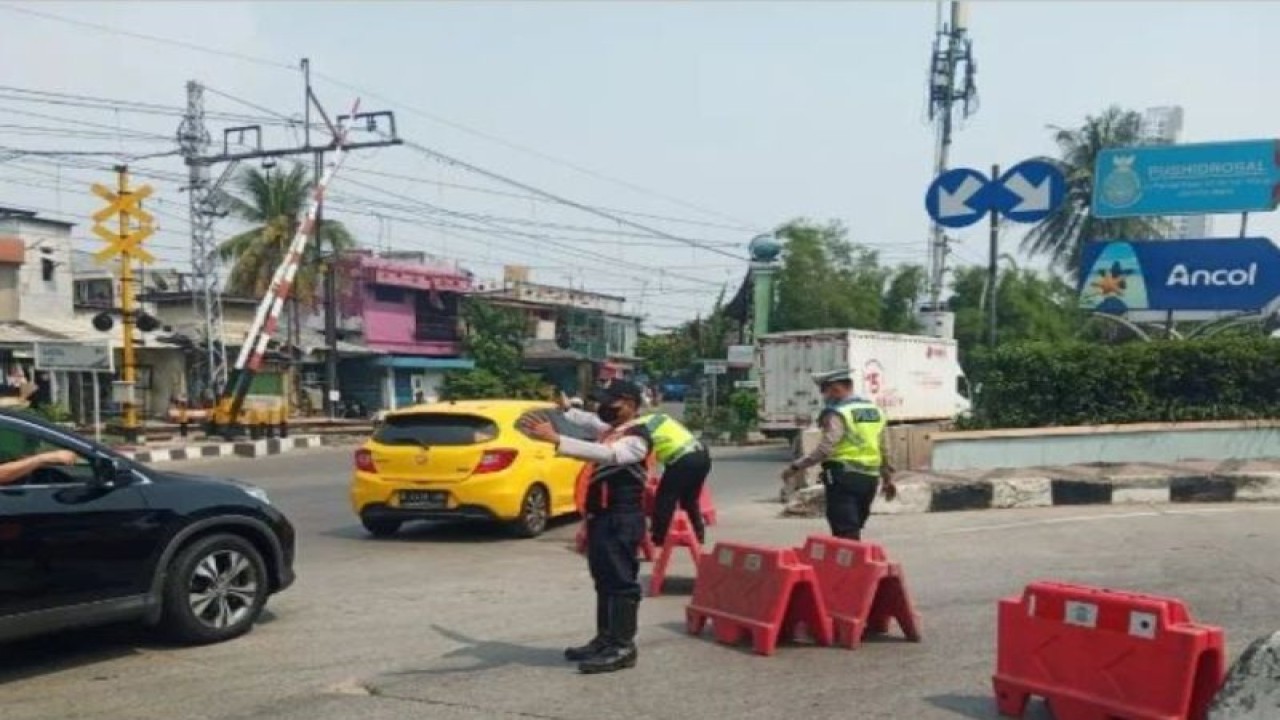 Petugas Sudin Perhubungan Jakarta Utara bersama Satuan Lalu Lintas Kepolisian setempat mengarahkan laju kendaraan ke arah Jalan Lodan Raya, kawasan Ancol, Pademangan, Jakarta Utara, bertepatan dengan libur Hari Lahir Pancasila pada Kamis (1/6/2023). ANTARA/HO-Sudin Perhubungan Jakarta Utara