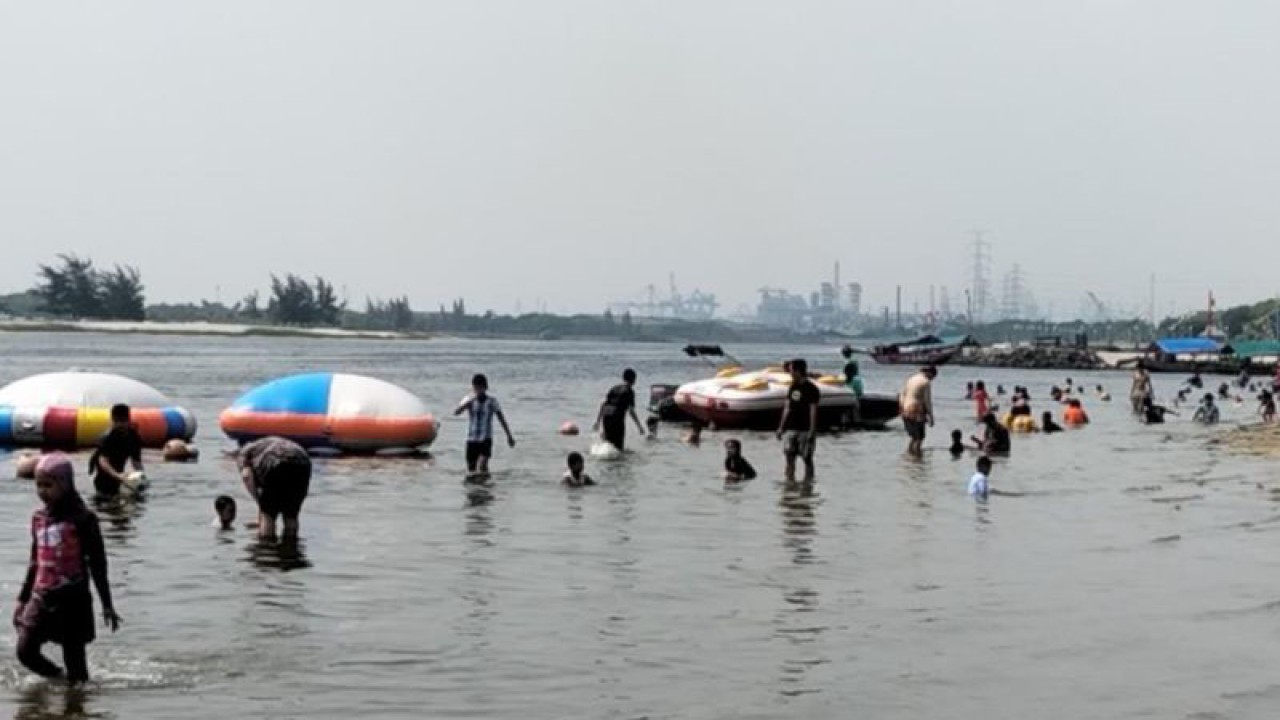 Sejumlah pengunjung Ancol bermain di kawasan Pantai Lagoon, Taman Impian Jaya Ancol, Jakarta Utara, Kamis (22/6/2023). ANTARA/Abdu Faisal