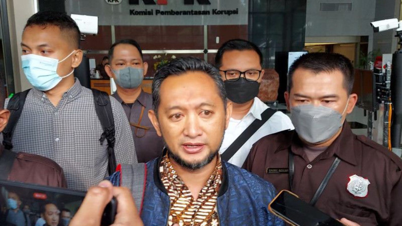Kepala Kantor Bea dan Cukai Makassar Andhi Pramono memberikan keterangan kepada wartawan usai klarifikasi LHKPN oleh Komisi Pemberantasan Korupsi (KPK) di Gedung Merah Putih KPK, Setiabudi, Jakarta Selatan, Selasa (14/3/2023). ANTARA/Fianda Sjofjan Rassat