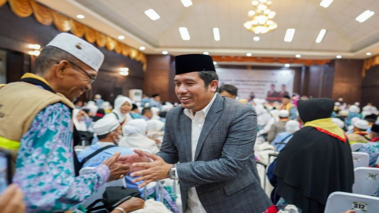 Anggota Badan Pelaksana BPKH Harry Alexander menyalami jamaah haji Kloter I Embarkasi Padang, Minggu malam (ANTARA/HO BPKH)