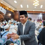 Anggota Badan Pelaksana BPKH Harry Alexander menyalami jamaah haji Kloter I Embarkasi Padang, Minggu malam (ANTARA/HO BPKH)-1685956307