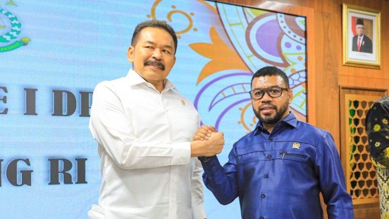 Dokumentasi - Wakil Ketua Komite I DPD RI Filep Wamafma (kanan) bersama Jaksa Agung Sanitiar Burhanuddin. (ANTARA/Dokumentasi Pribadi)