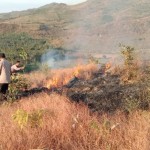 Anggota Polres Dompu melakukan pemadaman kebakaran lahan di daerah setempat (ANTARA/HO-Humas Polres Dompu)-1685955050