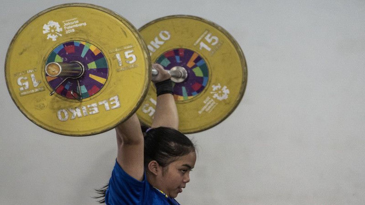 Atlet angkat besi Sarah mengikuti pemusatan latihan nasional (Pelatnas) di Mess Kwini, Jakarta, Selasa (21/3/2023). Pemusatan latihan tersebut untuk persiapan Sea Games Kamboja 2023. ANTARA FOTO/Muhammad Adimaja/hp. (ANTARA FOTO/MUHAMMAD ADIMAJA)