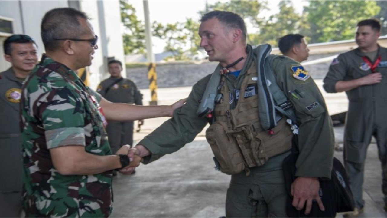 Komandan Skuadron Tempur ke-35 Amerika Serikat Letnan Kolonel Angkatan Udara AS Eric Broyles (kanan). (ANTARA/HO-Kedubes AS di Jakarta)