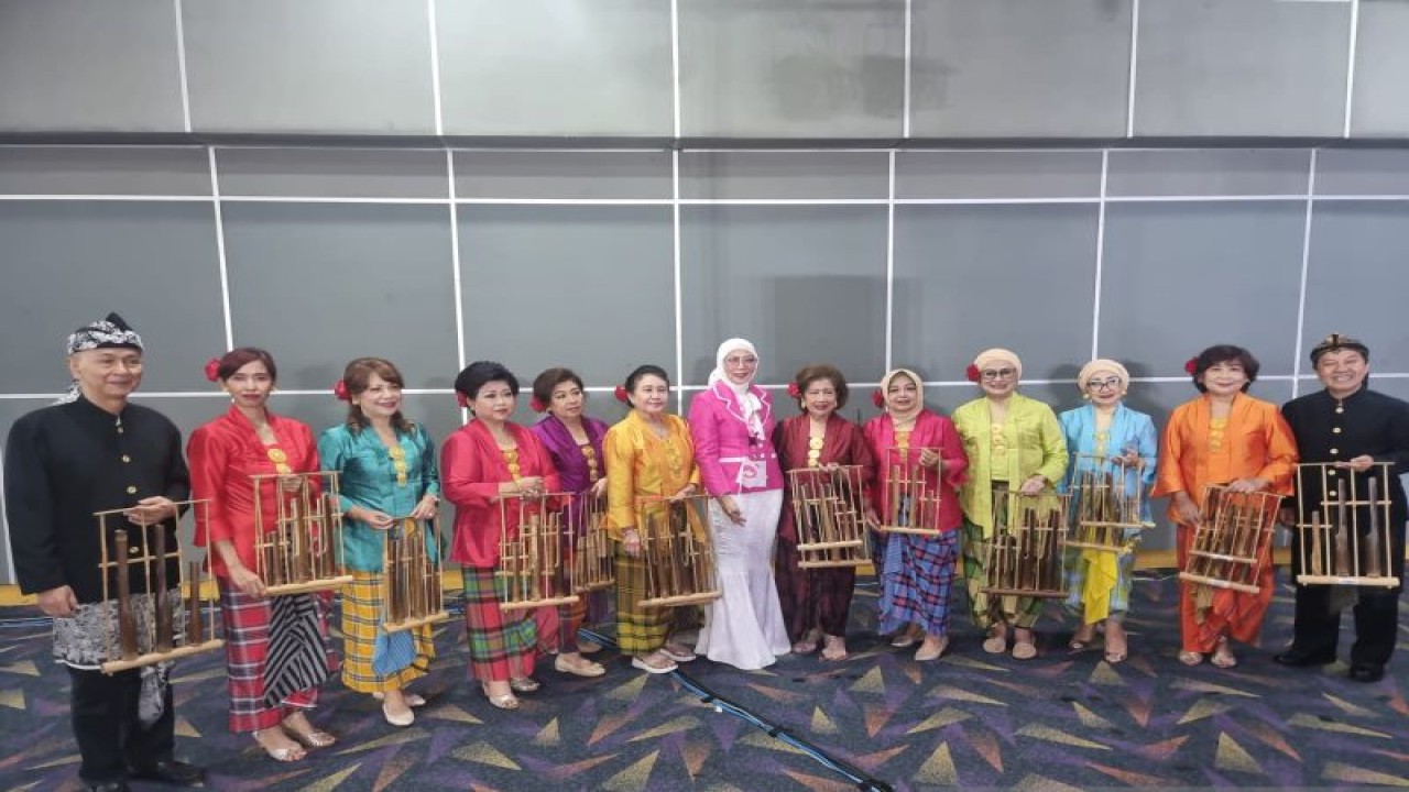 Anggota Angklung Gumati Nusantara (AngGuN) usai tampil dalam acara Perhimpunan Perempuan Lintas Profesi Indonesia (PPLIPI) yang dihadiri Menteri Pemberdayaan Perempuan dan Perlindungan Anak (PPPA) I Gusti Ayu Bintang Darmawati di Jakarta, Rabu (31/5/2023). ANTARA/HO-AngGuN