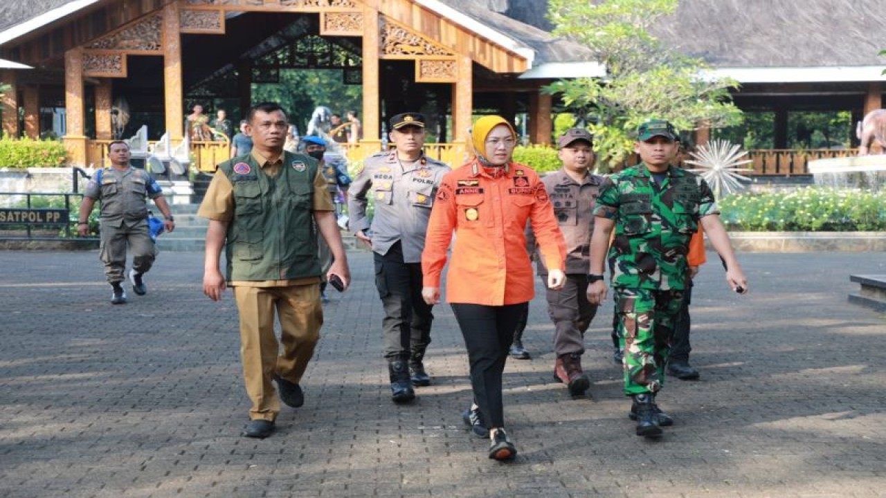 Bupati Purwakarta Anne Ratna Mustika (tengah). (ANTARA/HO-Pemkab Purwakarta)