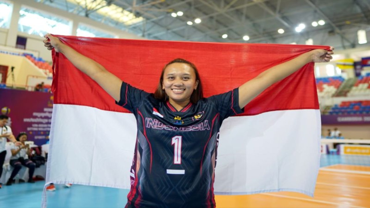 Kapten tim voli duduk putri Indonesia Annisa Tindi memegang bendera Indonesia setelah memenangkan pertandingan final lawan Kamboja di Elephant Hall, Morodo Techo Stadium, Phnom Penh pada Rabu 07 Juni 2023. ANTARA/HO-Kemenpora