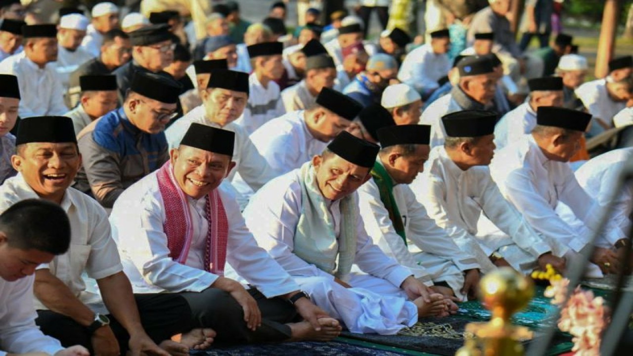 Gubernur Kepri Ansar Ahmad melakukan Shalat Idul Adha 1444 Hijriah bersama warga di Lapangan Pamedan Kota Tanjungpinang, Kamis (29/6/2023). (ANTARA/HO-Humas Pemprov Kepri)