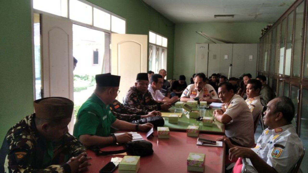 Gerakan Pemuda (GP) Ansor Kabupaten Kudus, Jawa Tengah, melakukan audiensi dengan Satuan Polisi Pamong Paraja (Satpol PP) Kudus terkait dengan mulai marak tempat-tempat karaoke yang beroperasi secara sembunyi-sembunyi di Kantor Satpol PP Kudus, Jawa Tengah, Selasa (27/6/2023). ANTARA/Akhmad Nazaruddin Lathif