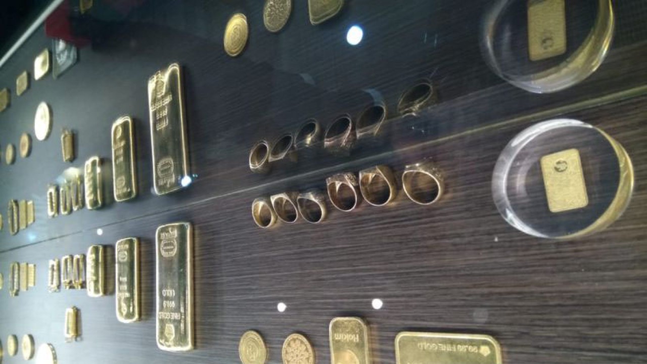 Ilustrasi emas batang yang diperjualbelikan PT Antam di Makassar. ANTARA/Suriani Mappong