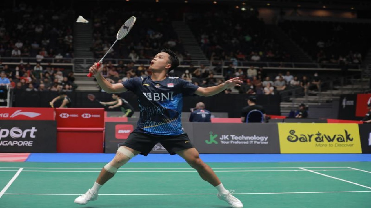 Pebulu tangkis tunggal putra Anthony Sinisuka Ginting mengalahkan pemain China Li Shi Feng pada babak perempat final Singapore Open 2023 yang berakhir dengan skor 21-13, 16-21, 21-12, Jumat. (ANTARA/HO-PP PBSI)