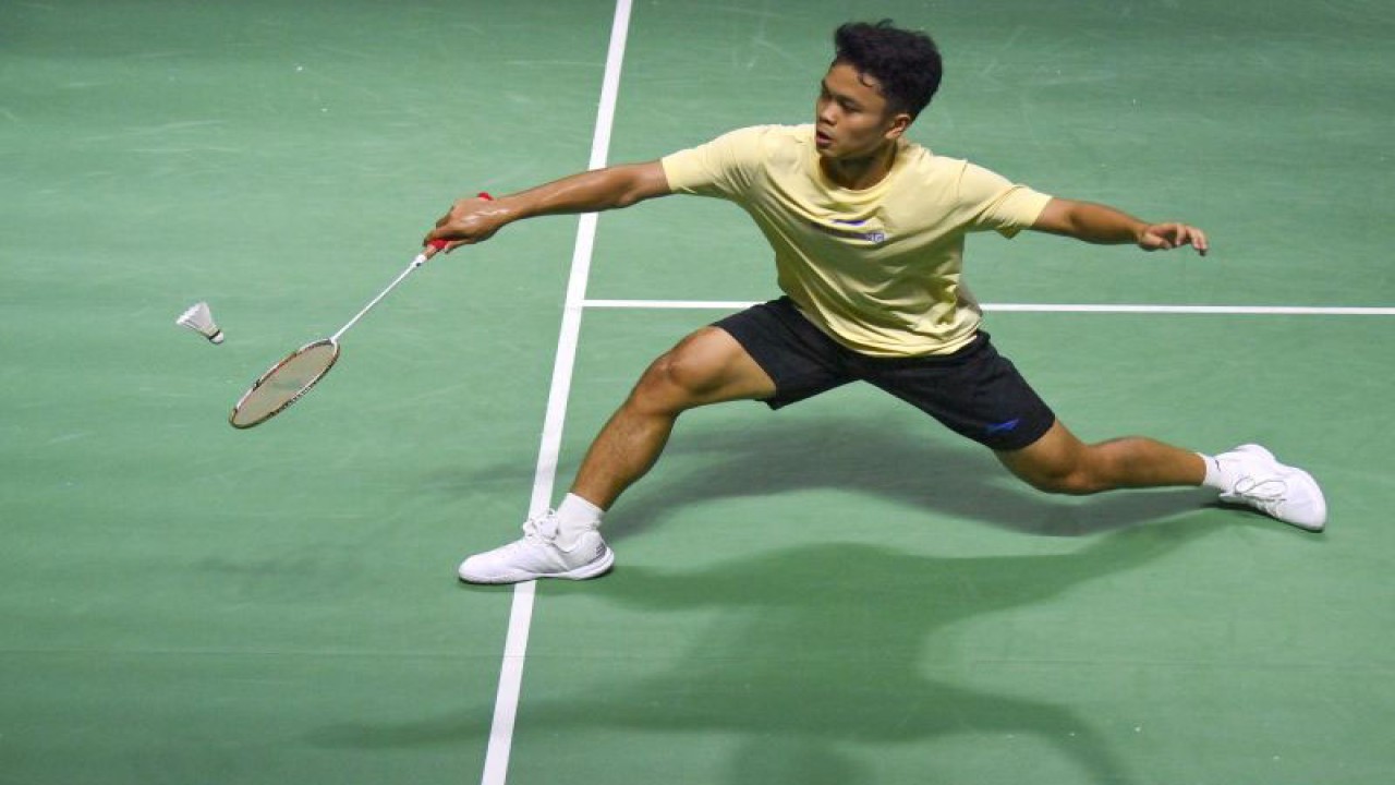 Pebulu tangkis tunggal putra Indonesia Anthony Sinisuka Ginting berlatih jelang berlangsungnya Indonesia Open 2023 di Istora Senayan, Jakarta, Senin (12/6/2023). ANTARA FOTO/M Risyal Hidayat/rwa.