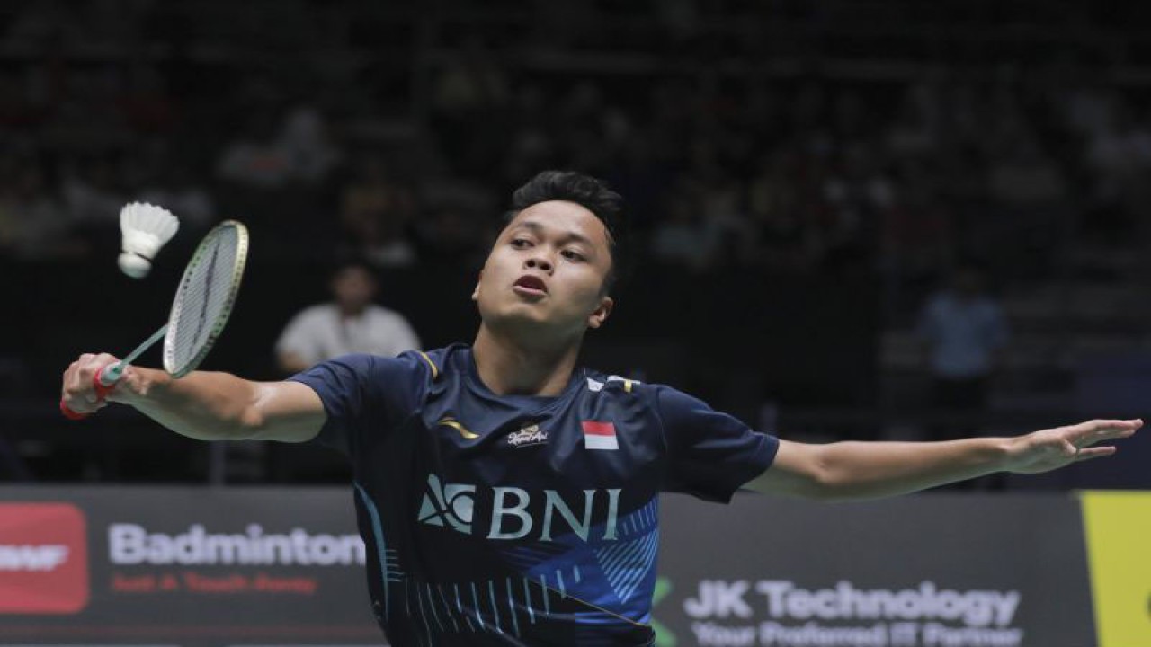 Ilustrasi - Pebulu tangkis tunggal putra Indonesia Anthony Sinisuka Ginting mengembalikan kok ke arah lawannya pebulu tangkis tunggal putra Denmark Anders Antonsen dalam final Singapore Open 2023 di Singapore Indoor Stadium, Minggu (11/6/2023). Ginting berhasil meraih juara Singapore Open 2023 usai kalahkan Anders Antonsen dengan skor 2-0 (21-16, 21-13). ANTARA FOTO/Humas PBSI/foc.