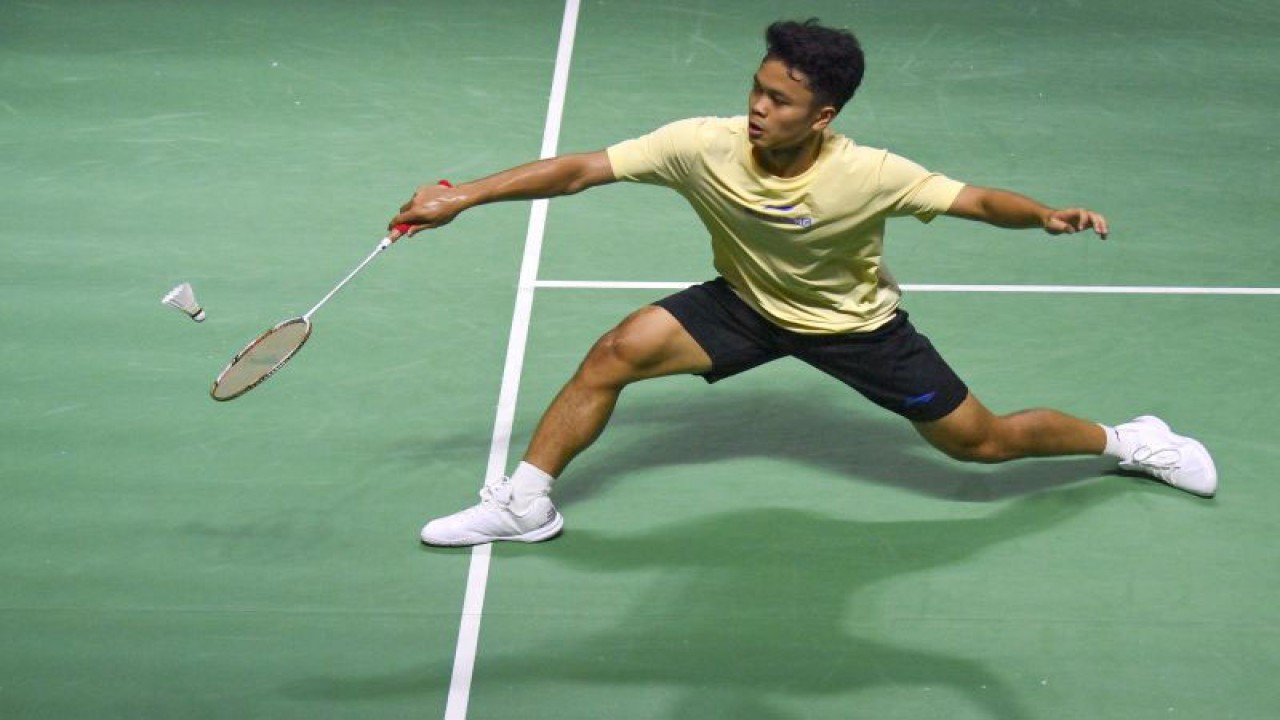 Pebulu tangkis tunggal putra Indonesia Anthony Sinisuka Ginting berlatih jelang berlangsungnya Indonesia Open 2023 di Istora Senayan, Jakarta, Senin (12/6/2023). ANTARA FOTO/M Risyal Hidayat/rwa.