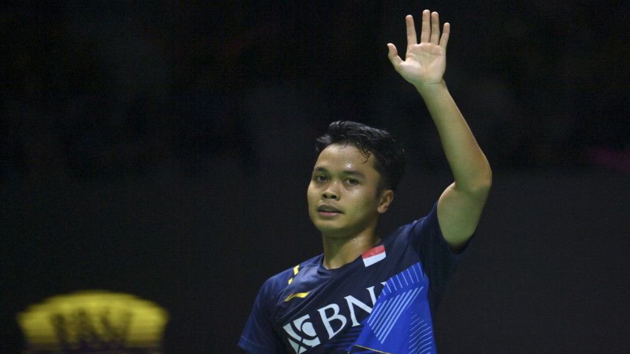 Pebulu tangkis tunggal putra Indonesia Anthony Sinisuka Ginting melambaikan tangannya usai melawan tunggal putra India Priyanshu Rajawat dalam babak 16 besar turnamen Indonesia Open 2023 di Istora Senayan, Jakarta, Kamis (15/6/2023). ANTARA FOTO/M Risyal Hidayat/rwa. (ANTARA FOTO/M RISYAL HIDAYAT)