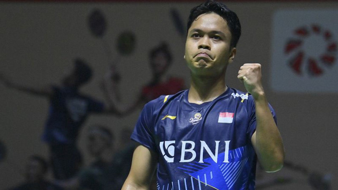 Ekspresi pebulu tangkis tunggal putra Indonesia Anthony Sinisuka Ginting usai menghadapi kompatriotnya Jonatan Christie pada perempat final Indonesia Open 2023 di Istora Senayan, Jakarta, Jumat (16/6/2023). Ginting melaju ke semifinal usai mengalahkan Jojo 21-19, 21-16. ANTARA FOTO/M Risyal Hidayat/rwa.