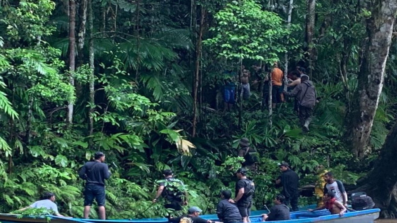 Tim gabungan TNI/Polri menyisir hutan menyusul pemanahan oleh orang tidak dikenal di Kabupaten Halmahera Tengah, Maluku Utara, Rabu (28/6/2023). (ANTARA/Abdul Fatah)