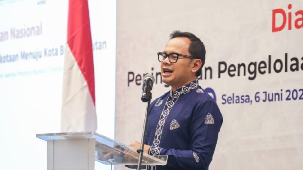 Ketua Dewan Pengurus Asosiasi Pemerintah Kota Seluruh Indonesia (Apeksi) sekaligus Wali Kota Bogor, Jawa Barat Bima Arya saat dialog kebijakan nasional bertajuk 'Peningkatan Pengelolaan Sampah Perkotaan Menuju Kota Berkelanjutan hasil kolaborasi Apeksi dengan CSEAS Indonesia dengan dukungan Deutsche Gesellschaft für Internationale Zusammenarbeit GmbH (GIZ) di Palembang, Selasa (6/6/2023). (ANTARA/HO/Pemkot Bogor)