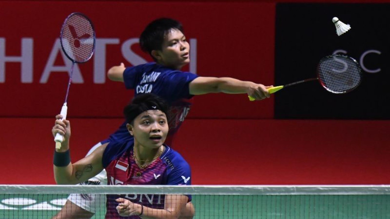 Arsip - Pebulu tangkis ganda putri Indonesia Apriyani Rahayu (kiri) dan Siti Fadia Silva Ramadhanti (kanan) mengembalikan kok ke arah pebulu tangkis ganda putri Thailand Jongkolphan Kititharakul dan Rawinda Prajongjai dalam Perempat Final Daihatsu Indonesia Masters 2023 di Istora Gelora Bung Karno, Senayan, Jakarta, Jumat (27/1/2023). (ANTARA FOTO/Indrianto Eko Suwarso/YU.)