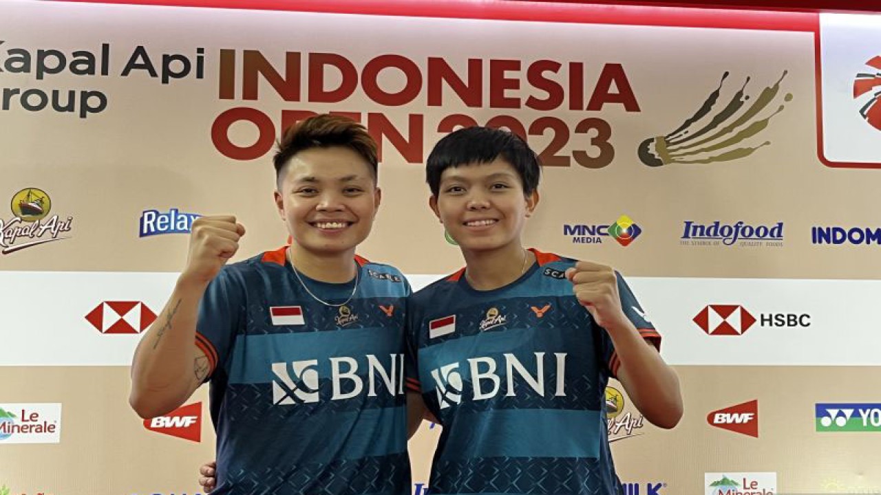 Pasangan ganda putri Indonesia Apriyani Rahayu/Siti Fadia Silva Ramadhanti berpose usai melakukan konferensi pers di Istora Senayan Jakarta, Rabu (14/6/2023). (ANTARA/Arnidhya Nur Zhafira)