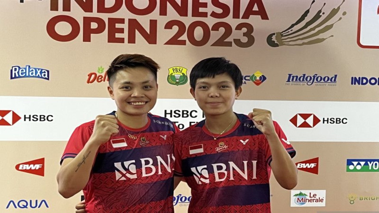 Pasangan ganda putri Indonesia Apriyani Rahayu/Siti Fadia Silva Ramadhanti berfoto bersama usai jumpa pers di Istora Senayan Jakarta, Kamis (15/6/2023). (ANTARA/Arnidhya Nur Zhafira)