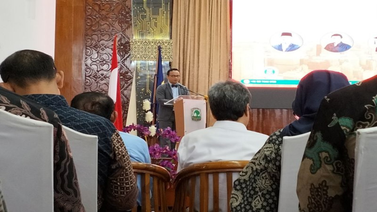 Dewan Pembina Aptari sekaligus anggota Dewan Arsitektur Indonesia Aswin Indraprastha di Padang, Senin, (5/6). ANTARA/Muhammad Zulfikar.