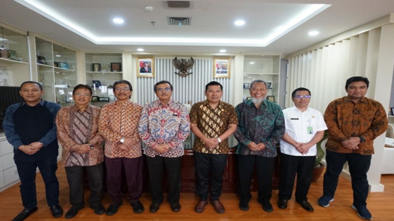 Dewan Pimpinan Nasional (APTRI) melakukan pertemuan di kantor Bapanas untuk meminta pemerintah segera menerbitkan keputusan terkait Harga Pokok Pembelian (HPP) gula tani 2023. (ANTARA/HO-Aptri.)