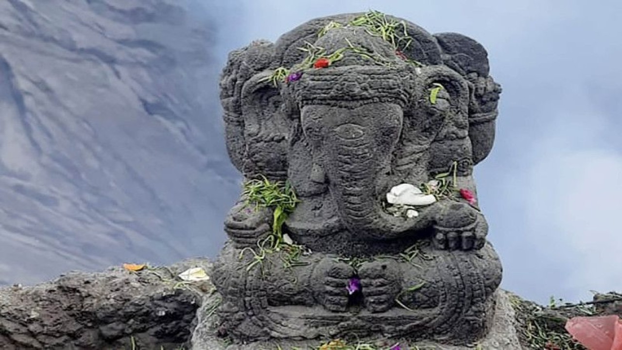 Arca Ganesha baru, yang diletakkan pada bibir kawah Gunung Bromo, di Kabupaten Probolinggo, Jawa Timur. (ANTARA/HO-Humas Balai Besar TNBTS)