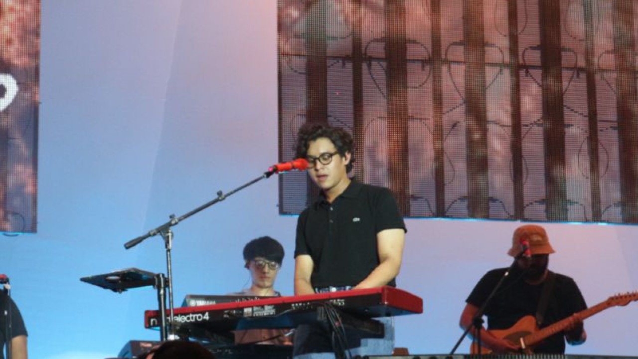 Ardhito Pramono tampil di atas panggung Java Jazz Festival 2023, di Jiexpo Kemayoran, Jakarta Pusat, Jumat (2/6). (ANTARA/Pamela Sakina)