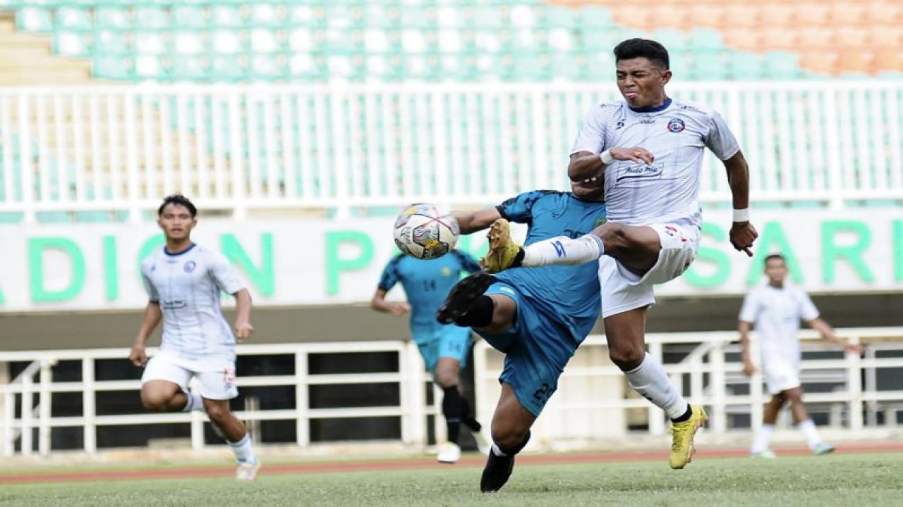 Pemain Arema FC Dedik Setiawan (kanan) menendang bola dalam laga uji coba melawan Persikabo 1973, di Stadion Pakansari, Kecamatan Cibinong, Kabupaten Bogor, Jawa Barat, Jumat (9/6/2023). (ANTARA/HO-MO Arema FC)