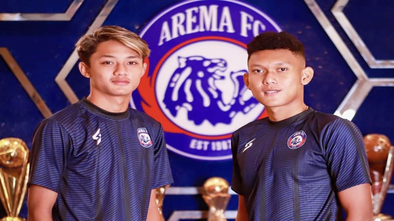 Dua pemain baru Arema FC Ginanjar Wahyu Ramadhani (kanan) dan Achmad Maulana Syarif. (ANTARA/HO-MO Arema FC)