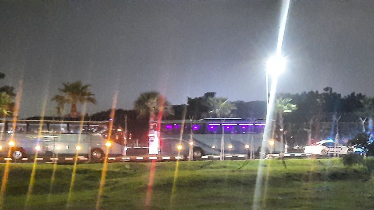 Sejumlah rombongan bus yang membawa timnas Argentina keluar dari gedung VVIP di Terminal 3 Bandara Soetta, Tangerang, Banten untuk menuju ke Jakarta. (ANTARA/Azmi Samsul Maarif)