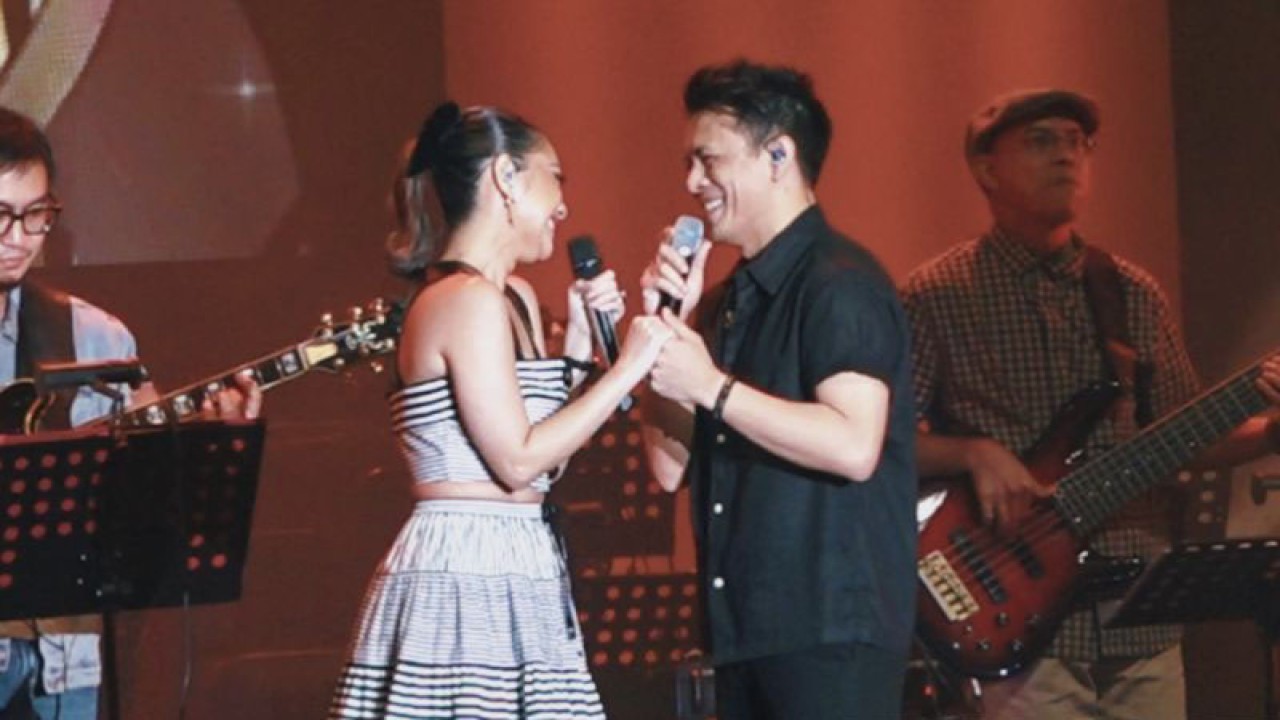 Ariel Noah dan Bunga Citra Lestari berdansa di atas panggung Java Jazz Festival 2023, di Jiexpo Kemayoran, Jakarta Pusat, Minggu (4/6). (ANTARA/Pamela Sakina)