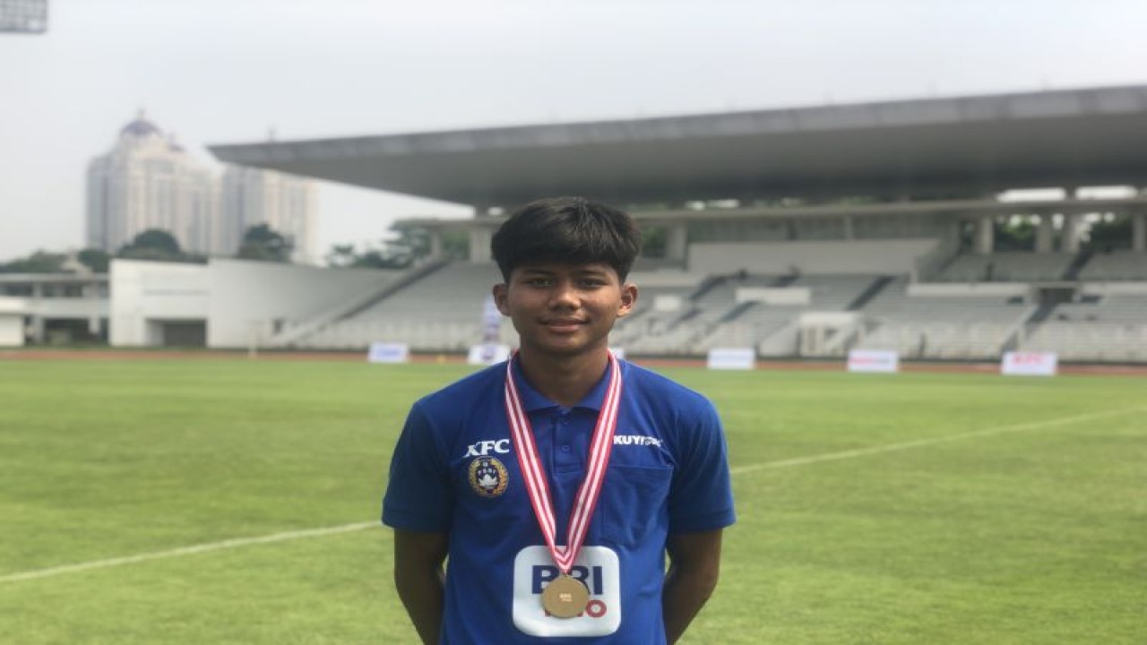 Arkhan Kaka berpose bersama medali juara saat mengikuti FOURFEO Mini Tournament di Stadion Madya GBK, Jakarta, Kamis (1/6/2023). (ANTARA/Zaro Ezza Syachniar)