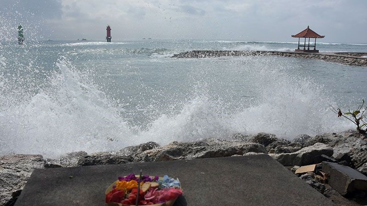Arsip Foto - Gelombang menghempas area tepi Pantai Sanur di Denpasar, Bali. (ANTARA FOTO/Nyoman Hendra Wibowo/foc/pri)